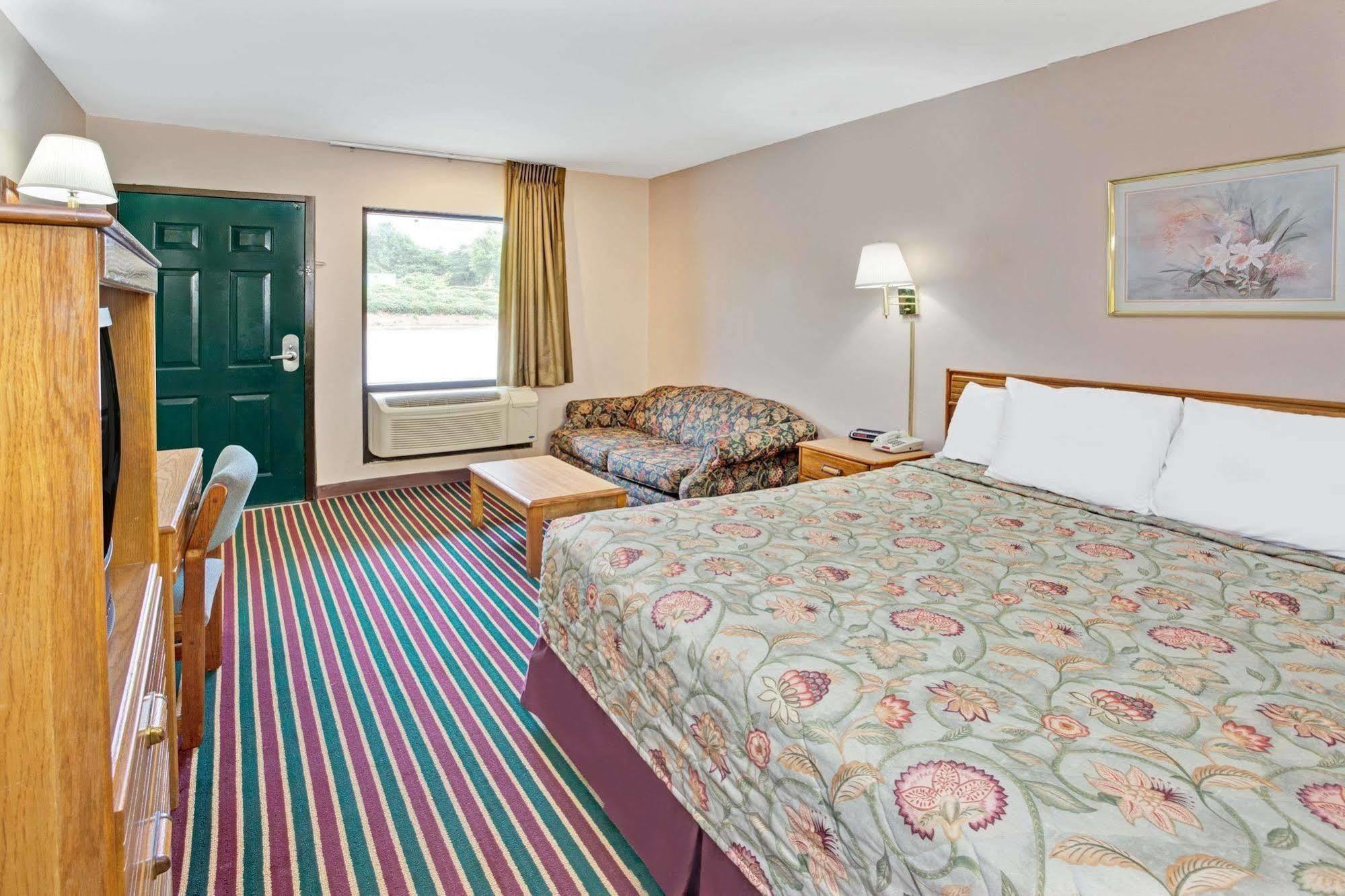 Отель Super 8 By Wyndham Marietta/West/Atl Area Экстерьер фото