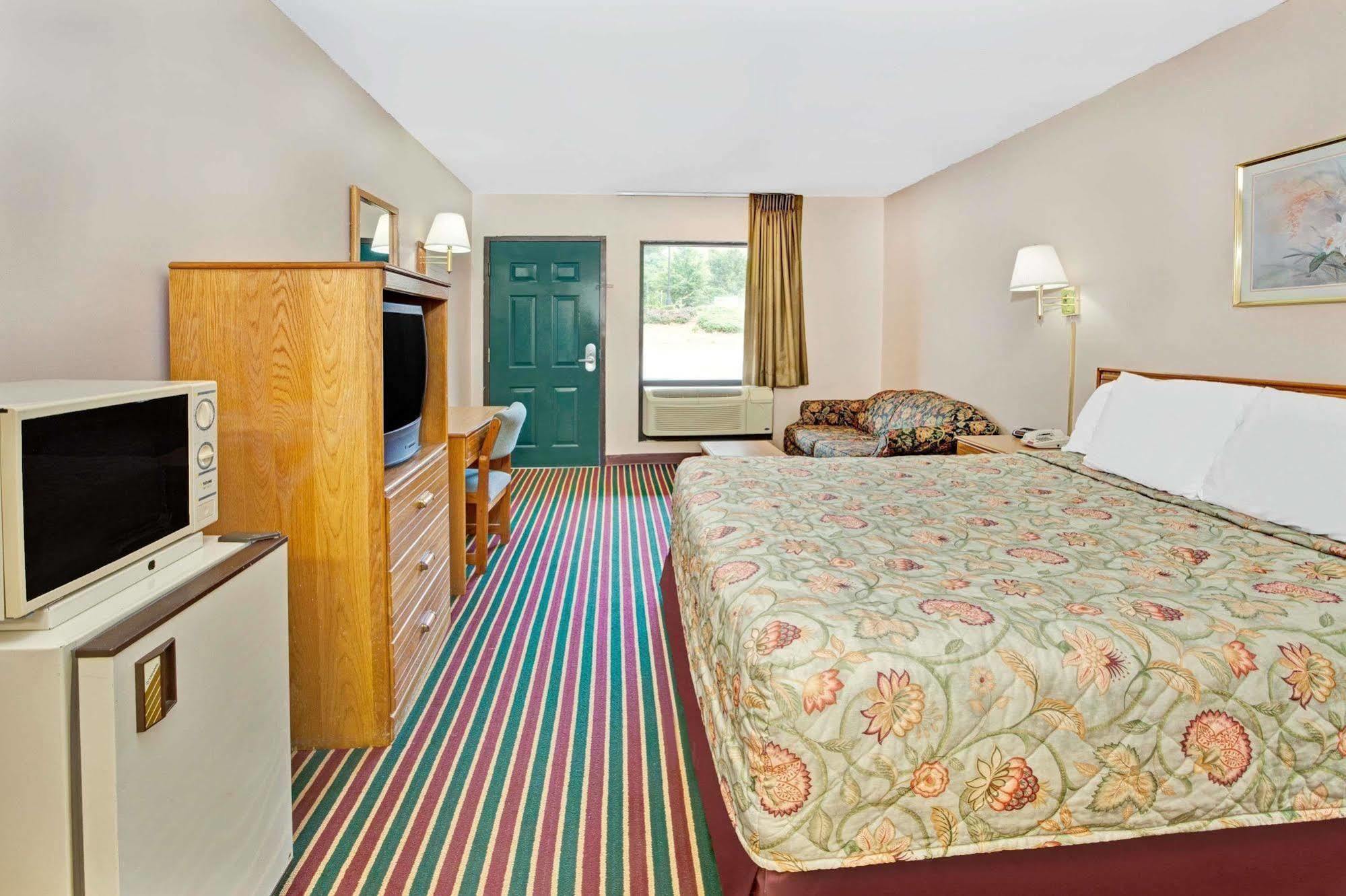 Отель Super 8 By Wyndham Marietta/West/Atl Area Экстерьер фото