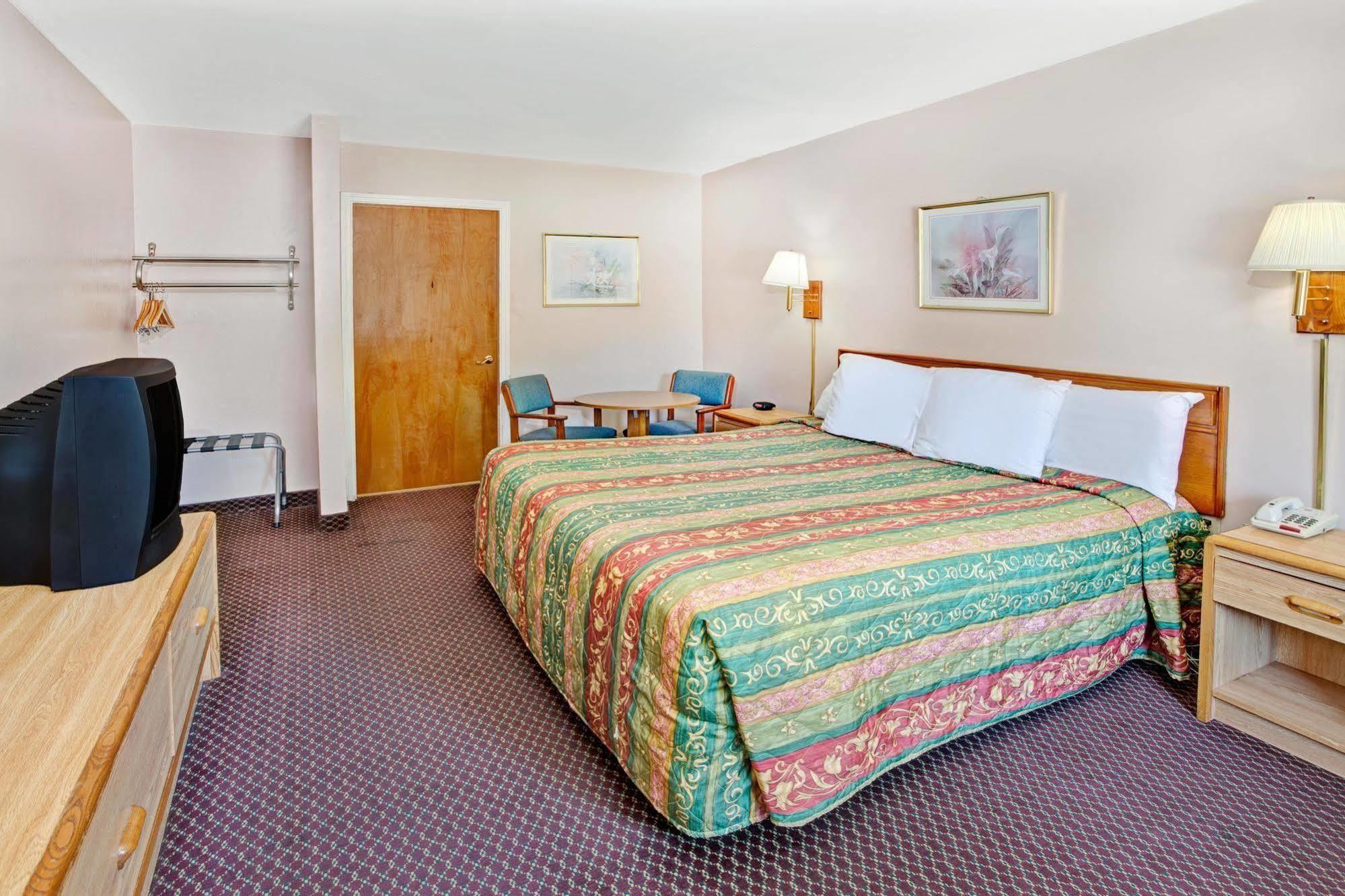 Отель Super 8 By Wyndham Marietta/West/Atl Area Экстерьер фото